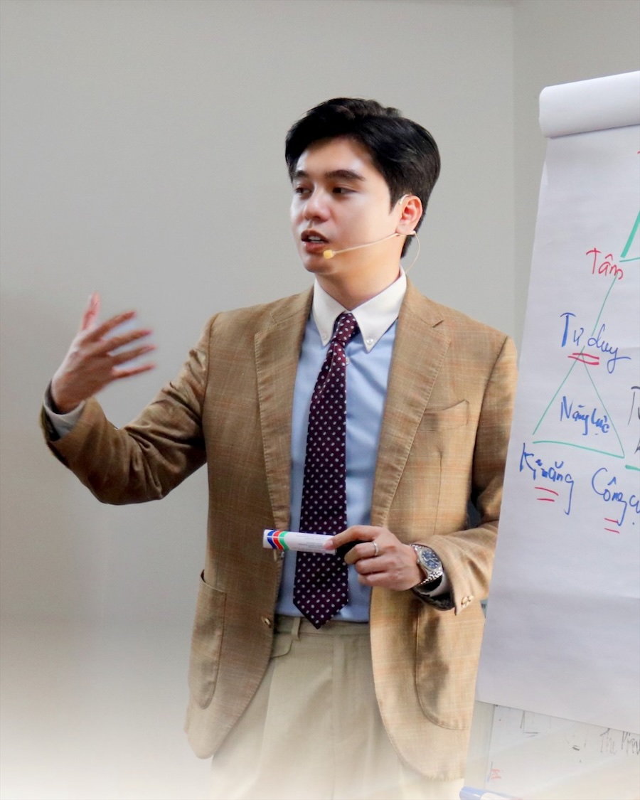 Việt Anh đang đứng lớp đào tạo